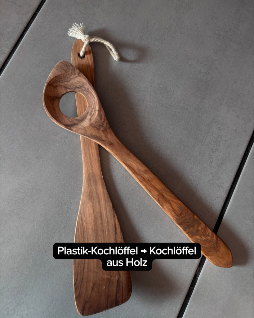 Holzkochlöffel in einer modernen Küche als langlebige Alternative zu Plastikbesteck.
