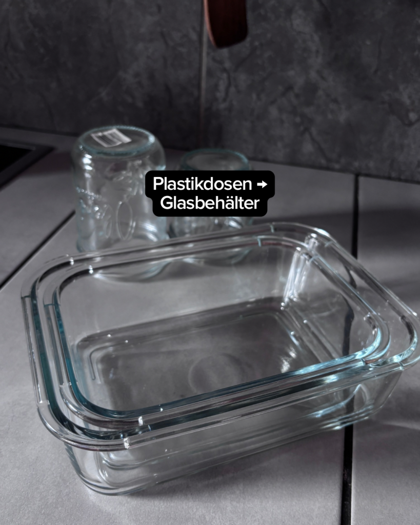Glasbehälter mit Lebensmitteln ordentlich im Kühlschrank aufbewahrt.