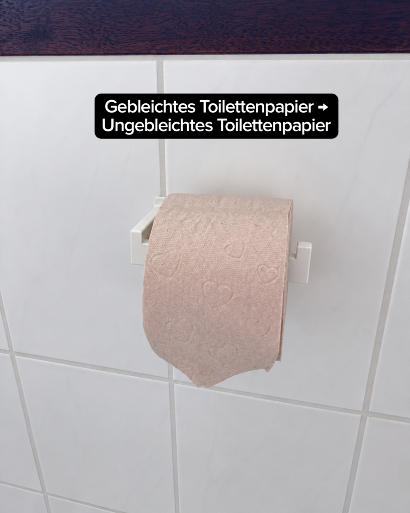 Rolle ungebleichtes Toilettenpapier im Badezimmer als nachhaltige Alternative.